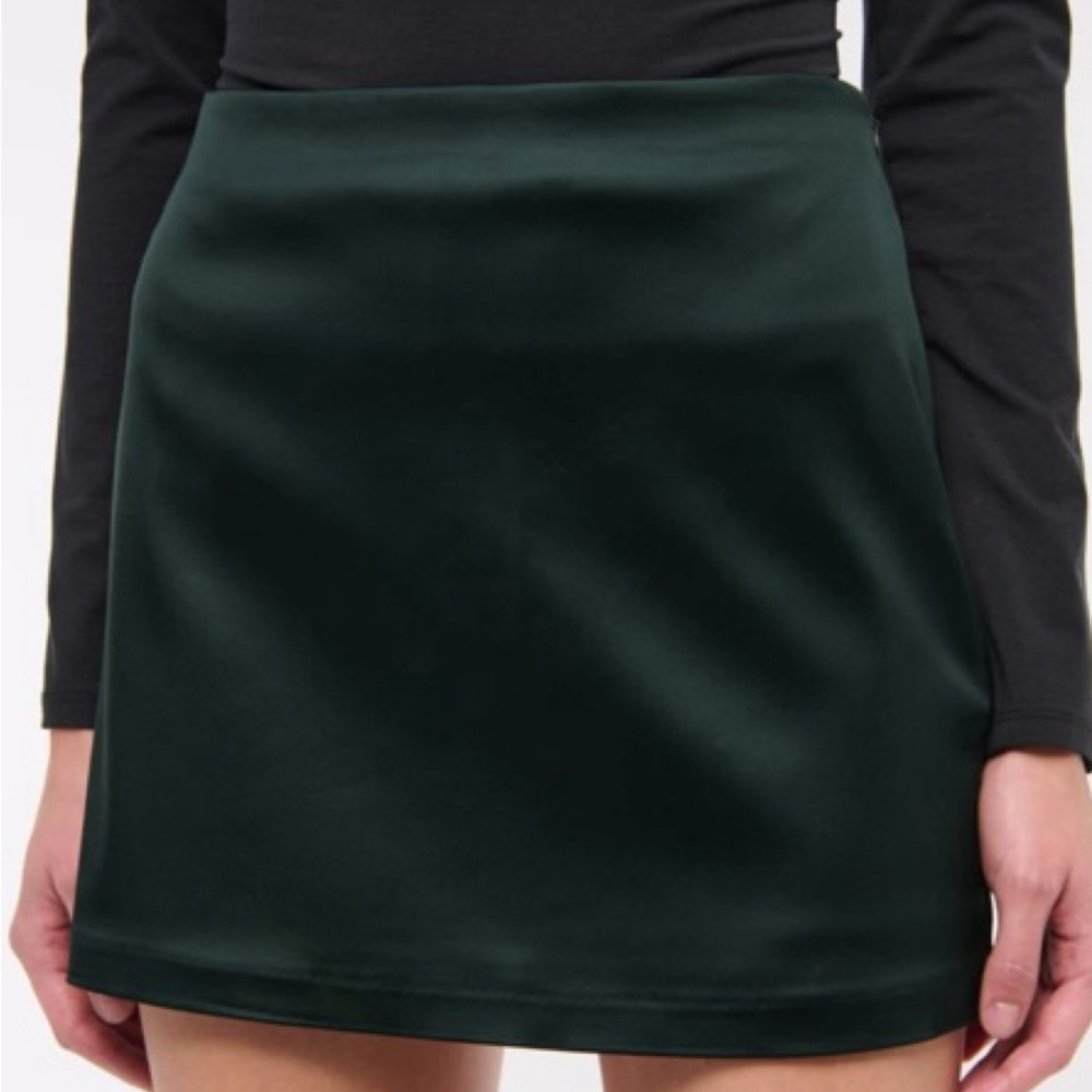 Abercrombie & Fitch NWT Scarlett Satin Sculpt Mini Skort Deep Green Medium - Picture 2 of 10